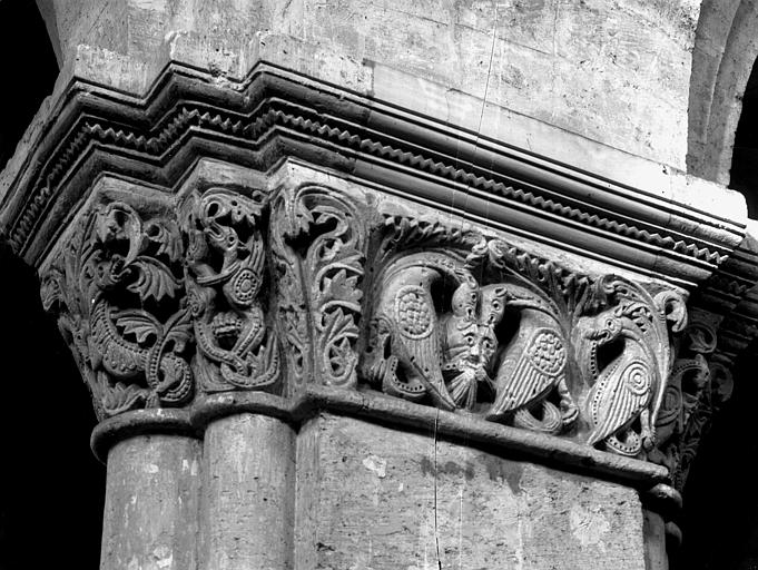 Intérieur, chapiteau de la nef : griffons, tête humaine et feuillage