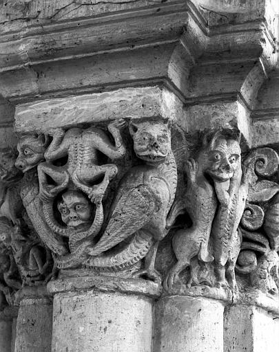 Intérieur, chapiteau de la nef : diables et monstres ailés à forme d'oiseau