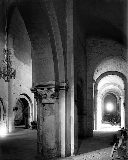 Intérieur, bas-côté sud vers l'est (avant restauration)