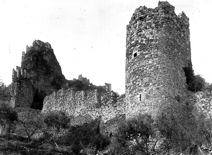 Ruines, enceinte, tour