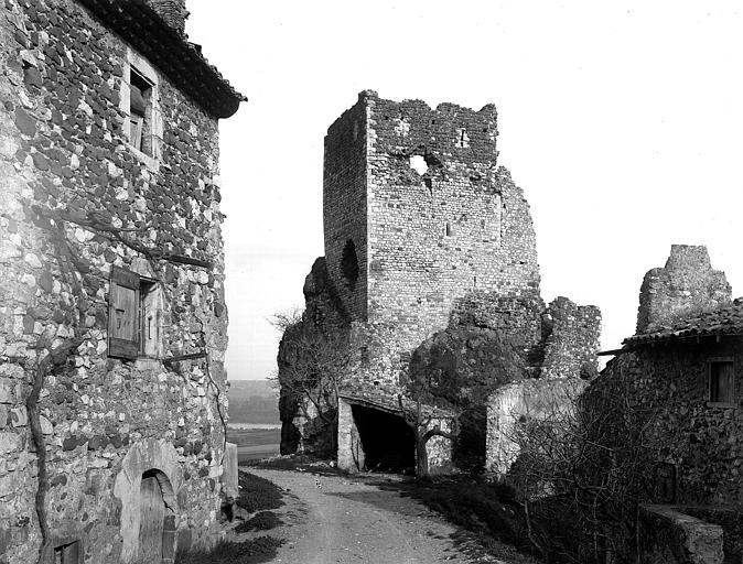 Vieilles maisons à l'intérieur de l'enceinte