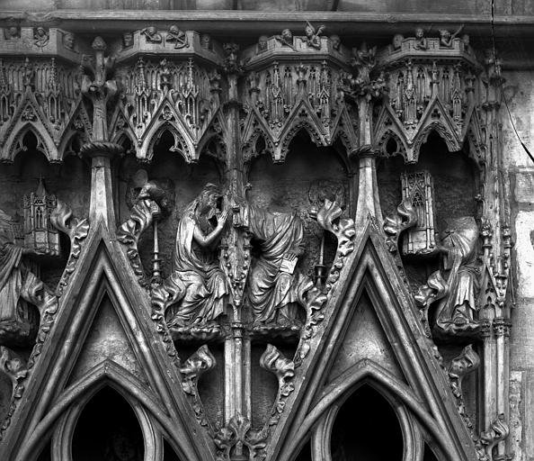 Intérieur, piscine du choeur, détail de sculptures