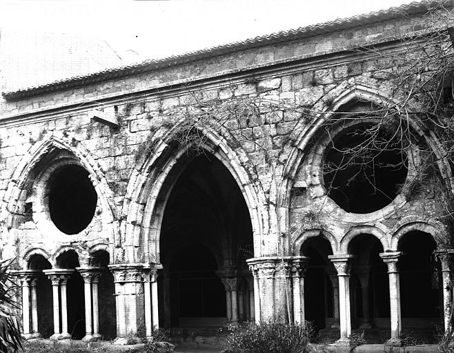 Cloître, entrée