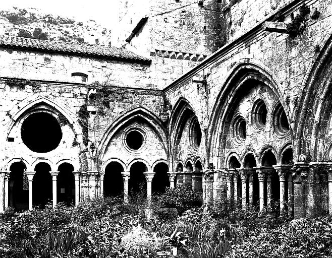 Cloître, angle sud-est