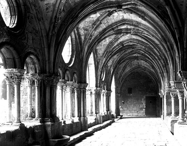 Cloître, galerie est