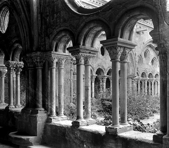 Cloître : au premier plan, galerie est, au deuxième plan, galerie sud