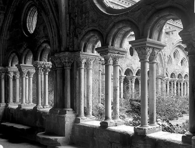 Cloître : au premier plan, galerie est, au deuxième plan, galerie sud