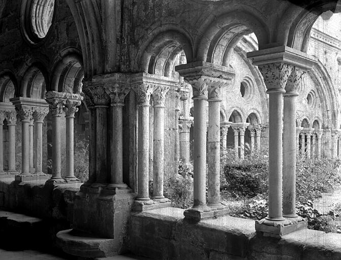 Cloître : au premier plan, galerie est, au deuxième plan, galerie sud