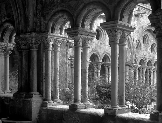 Cloître : au premier plan, galerie est, au deuxième plan, galerie sud