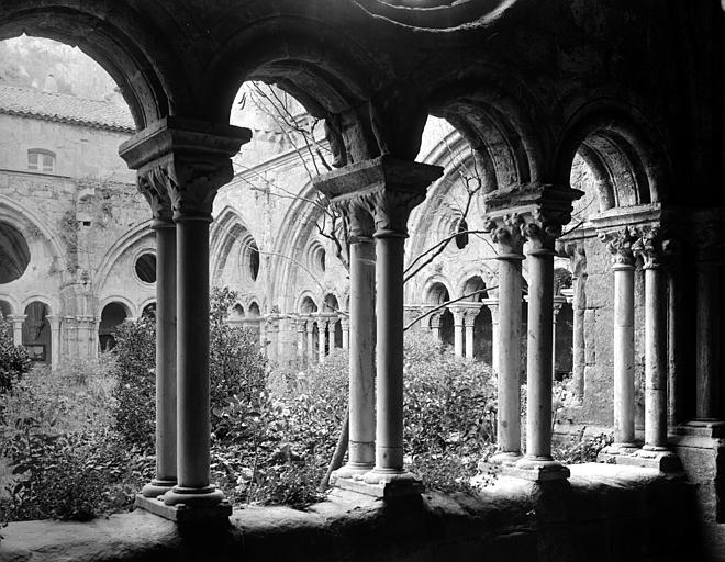 Cloître, vue prise de l'ouest