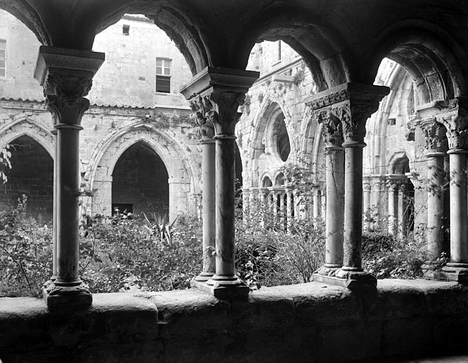 Cloître, vue prise du sud