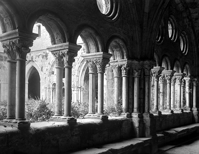 Cloître, au premier plan, galerie sud