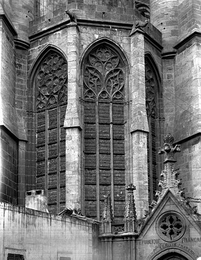 Extérieur, fenêtres d'une chapelle rayonnante