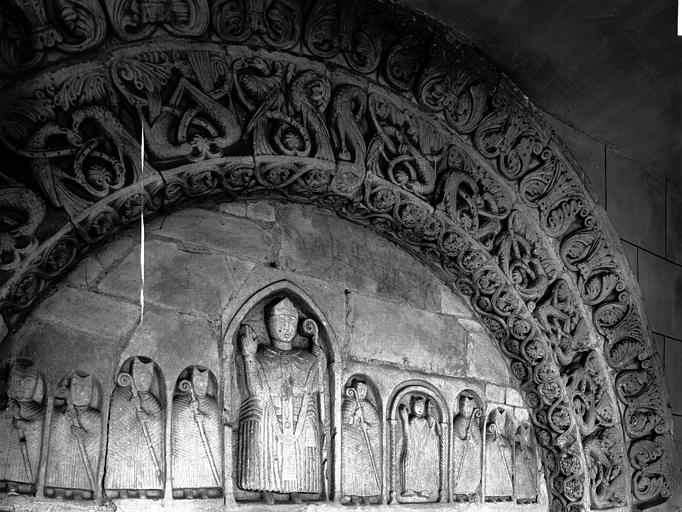 Détail d'un tombeau du cloître, tympan, porte