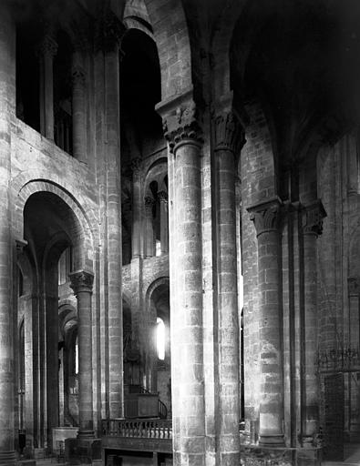 Intérieur, vue diagonale au transept