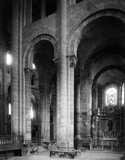 Intérieur, vue vers l'est, prise du transept, côté sud