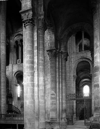 Intérieur, transept et choeur, vus du sud