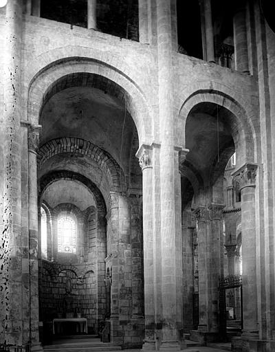 Intérieur, transept vers l'est, pris du transept, côté nord