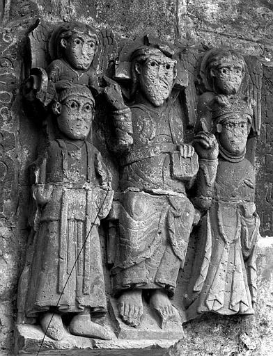 Bas-relief sculpté : saints et anges