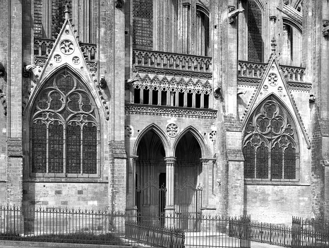 Extérieur, face latérale de la nef, porche encadré de deux fenêtres de chapelles