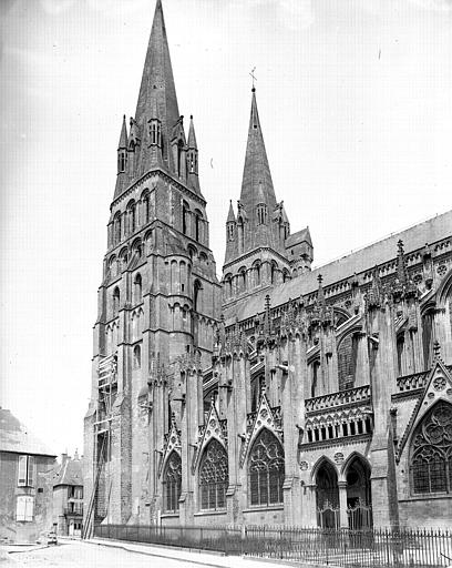 Extérieur, tours et face latérale sud de la nef