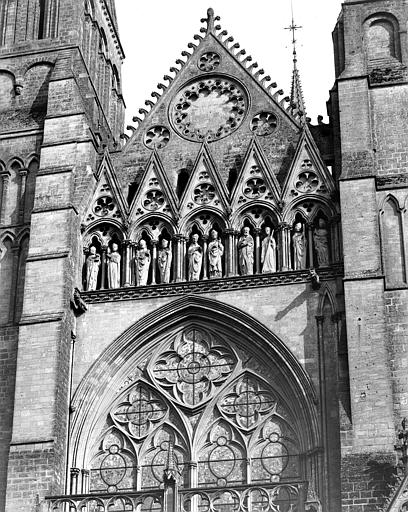 Extérieur, façade ouest, partie centrale supérieure