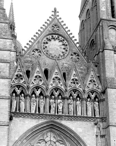 Extérieur, façade ouest, galerie des évêques