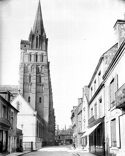 Extérieur, tour nord de la façade ouest, côté nord