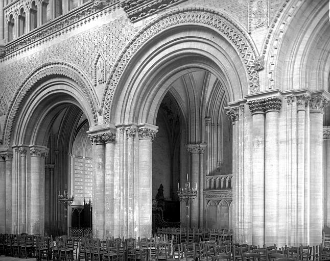 Intérieur, nef : deuxième et troisième grandes arcades, côté nord vers le nord-ouest