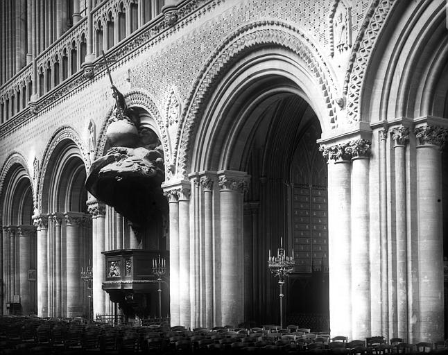 Intérieur, nef : troisième, quatrième, cinquième et sixième grandes arcades, côté nord vers le nord-ouest