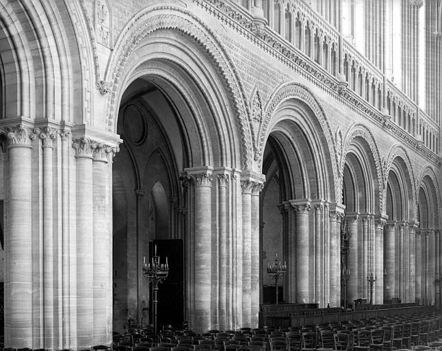 Intérieur, nef : première, deuxième, troisième, quatrième et cinquième grandes arcades, côté sud vers le sud-est