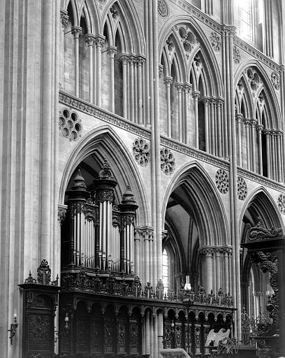 Choeur, grandes arcades, triforium, trois premières travées, côté nord