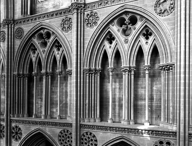 Choeur, triforium aveugle des travées droites