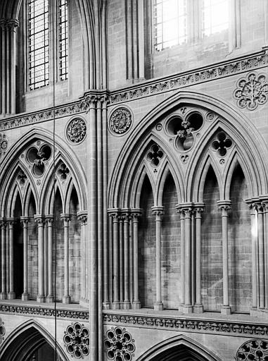 Choeur, triforium aveugle, fenêtres hautes