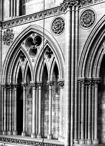 Choeur, triforium aveugle des travées droites