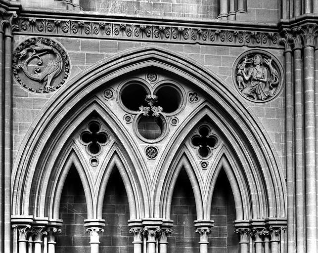 Choeur, triforium aveugle des travées droites, tympan d'une baie