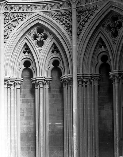 Choeur, triforium aveugle, baies du rond-point