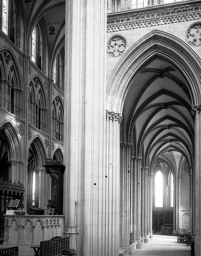 Choeur, entrée du déambulatoire vers le nord-est