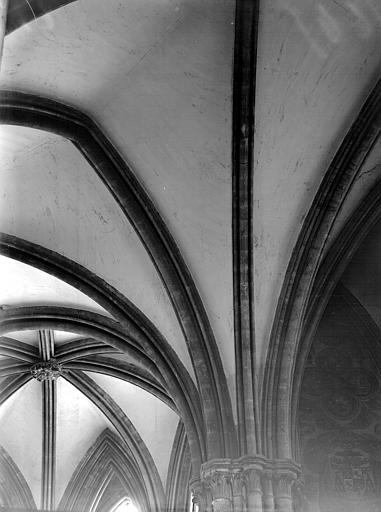 Intérieur, voûtes du déambulatoire et d'une chapelle rayonnante