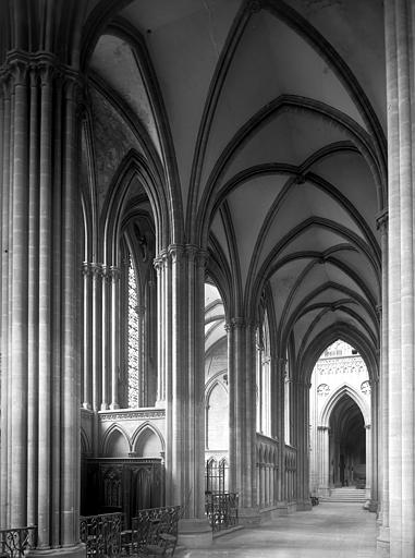 Intérieur, bas-côté sud du choeur, chapelles latérales, les quatre premières travées vers l'ouest