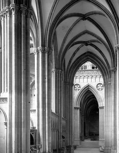 Intérieur, bas-côté sud du choeur, chapelles latérales, les trois premières travées vers l'ouest