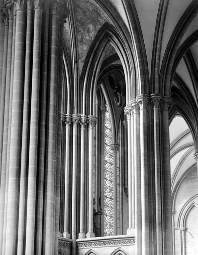 Intérieur, piles des premières chapelles latérales sud du choeur