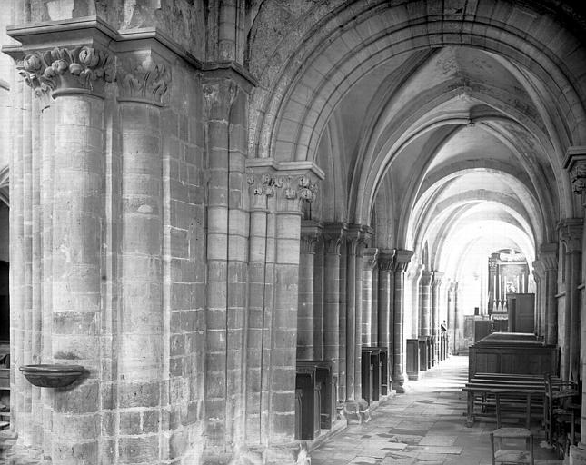 Intérieur, collatéral sud vers l'est, pile entre le rez-de-chaussée de la tour et de la nef