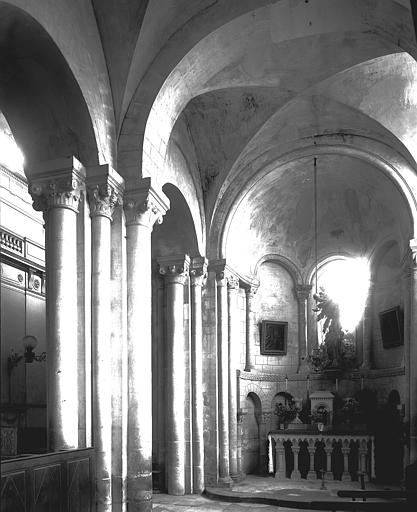 Intérieur, vers une chapelle : autel