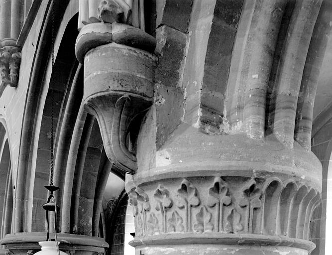 Nef, grandes arcades, chapiteaux : décor feuillagé