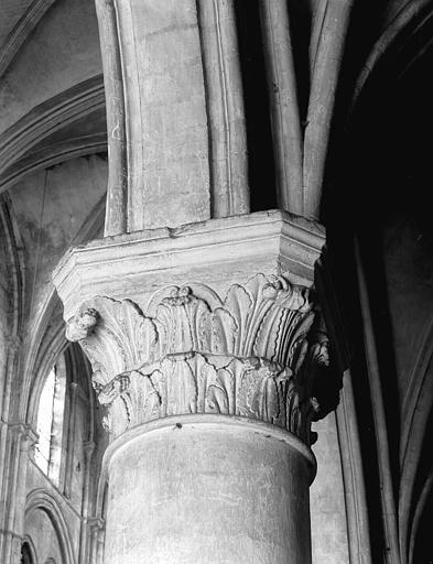 Intérieur, un des deux types de chapiteaux de la nef : décor feuillagé