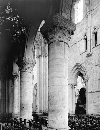 Intérieur, croisillon nord, colonnes du bas-côté est vers le sud-ouest