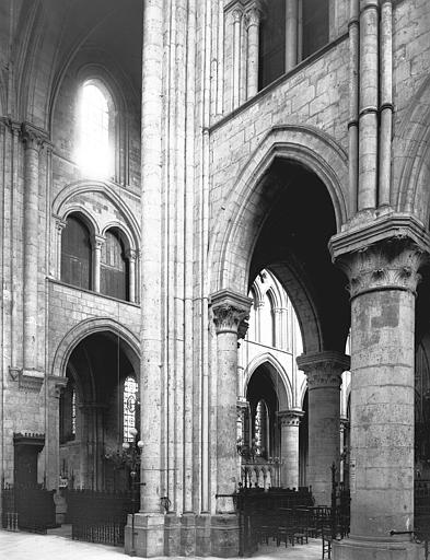 Intérieur, pile sud-est de la croisée, angle des bas-côtés du choeur et du croisillon sud vers le nord-est