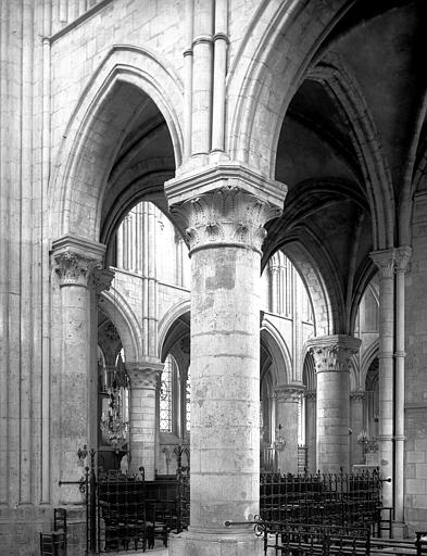 Intérieur, grandes arcades entre le croisillon sud et son collatéral est, vue sur le choeur