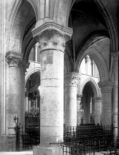 Intérieur, angle des bas-côtés du choeur et du croisillon sud vers le nord-est